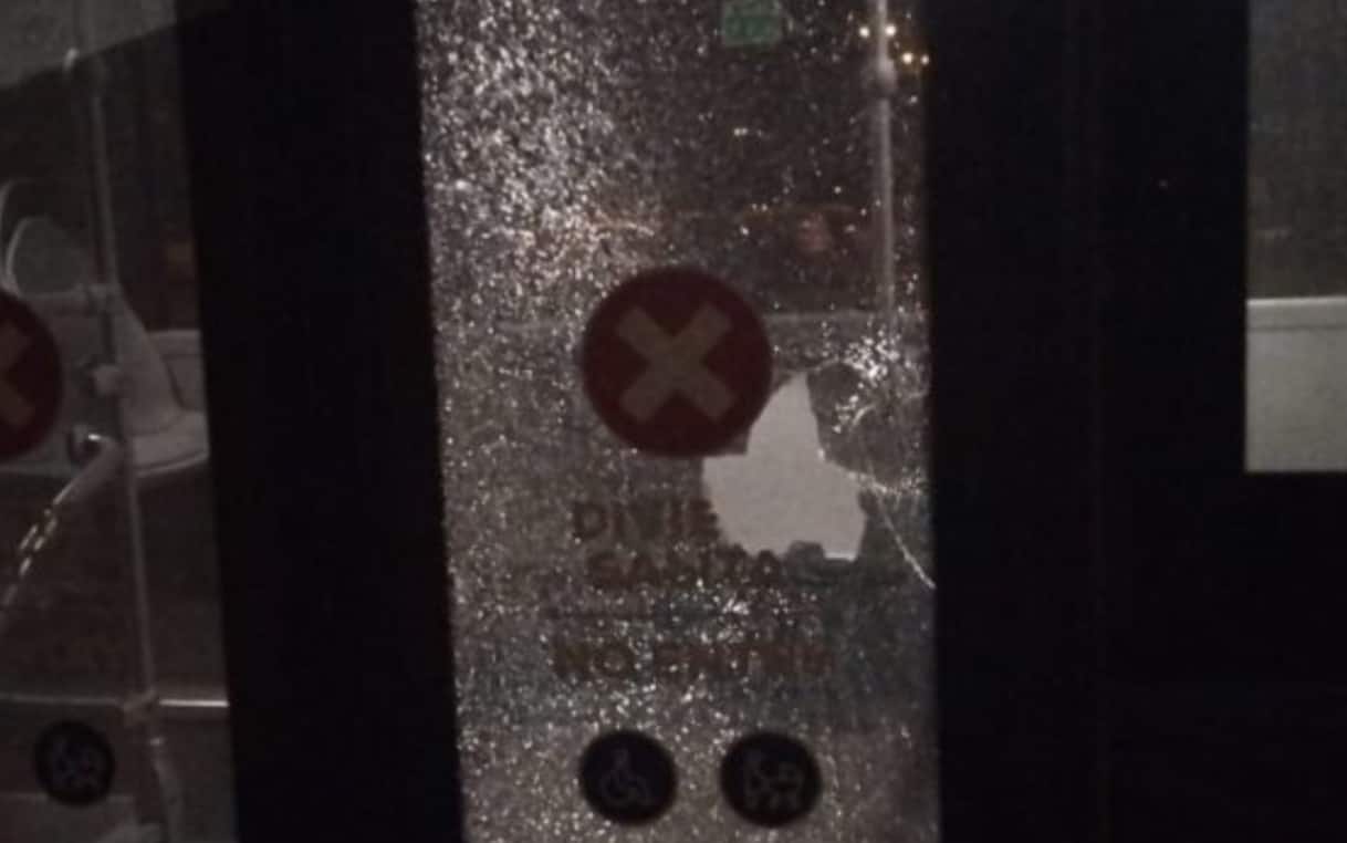 Taranto, sassi e oggetti contro bus: un autista ferito ad un occhio Taranto, sassi e oggetti contro bus: un autista ferito ad un occhio