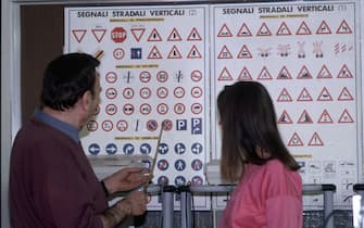 Una persona studia per la patente
