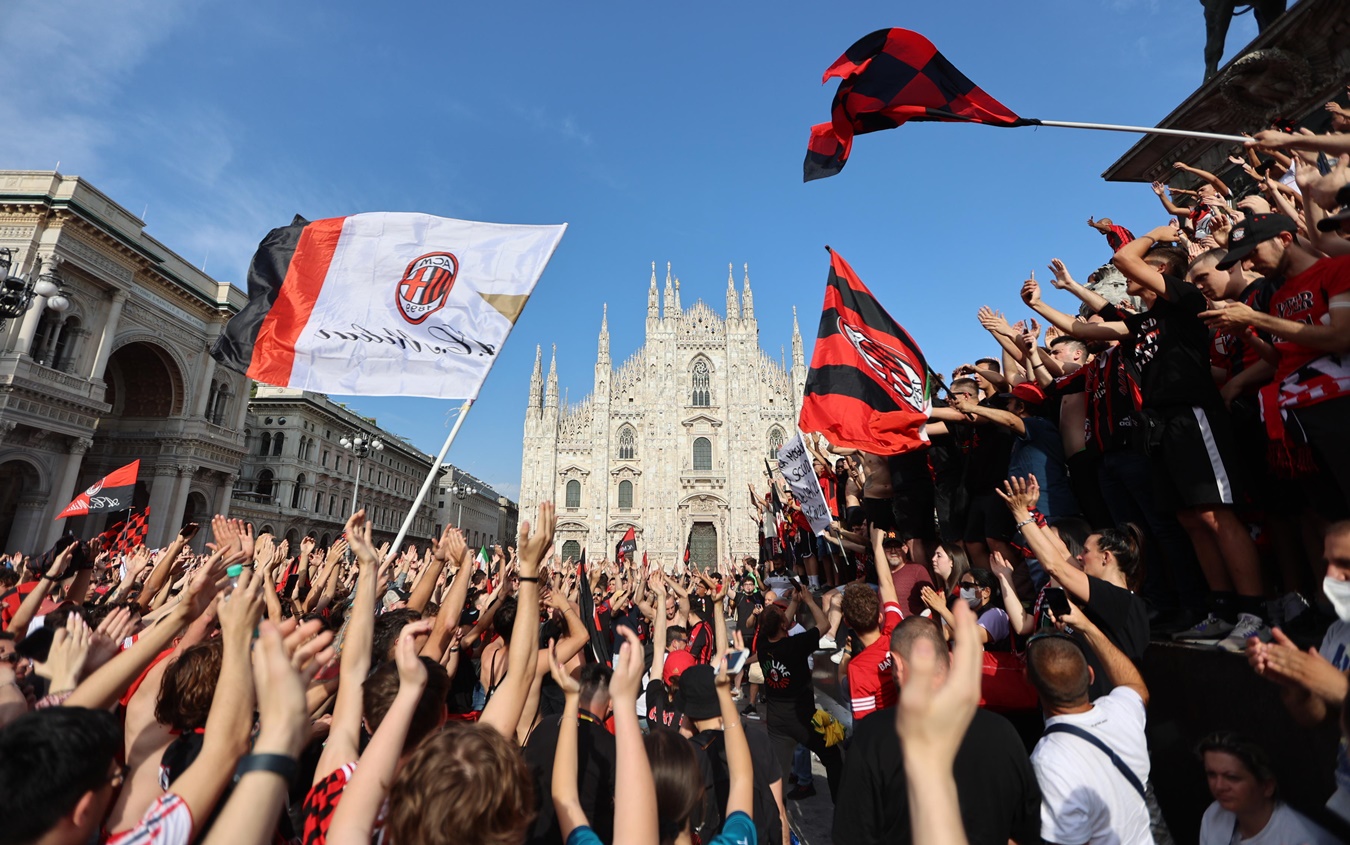 MILANO - Festa del Milan per la vincita del 19°, piazza Duomo, tifosi aspettano l' arrivo del bus con i giocatori