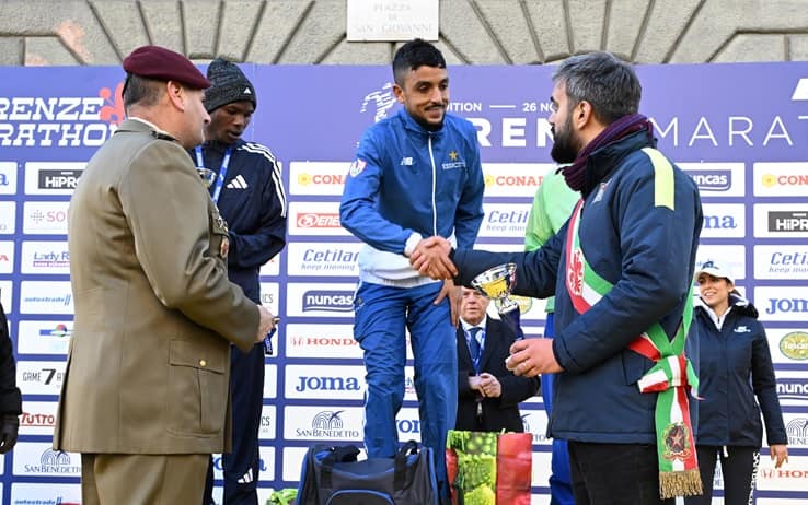 La premiazione di Said El Otmani alla maratona di Firenze