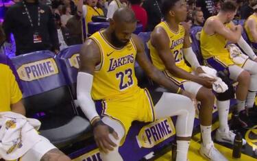 SCENARIO NUMERO DUE: LEBRON ESCE DAL CONTRATTO, MA RESTA AI LAKERS