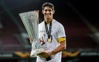 epa08617526 Sevilla's goalkeeper Yassine Bounou poses with the UEFA Europa League trophy following the UEFA Europa League final soccer match between Sevilla FC and Inter Milan in Cologne, Germany 21 August 2020.  EPA/Lars Baron / POOL