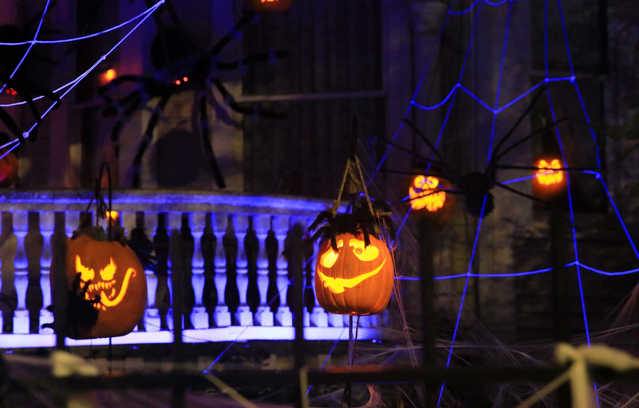 (201027) -- NEW ORLEANS, Oct. 27, 2020 (Xinhua) -- Jack-o'-lanterns are seen in the courtyard of the "Ghost Manor" house in New Orleans, Louisiana, the United States, on Oct. 26, 2020. To celebrate the upcoming Halloween holiday, a special house in New Orleans has been decorated by the owner as the "Ghost Manor". With jack-o'-lanterns, spider webs, skeletons and all kinds of Halloween-themed decorations, the manor has attracted a lot of visitors. (Photo by Lan Wei/Xinhua) - Lan Wei -//CHINENOUVELLE_CHINE014861/2010280856/Credit:CHINE NOUVELLE/SIPA/2010280905