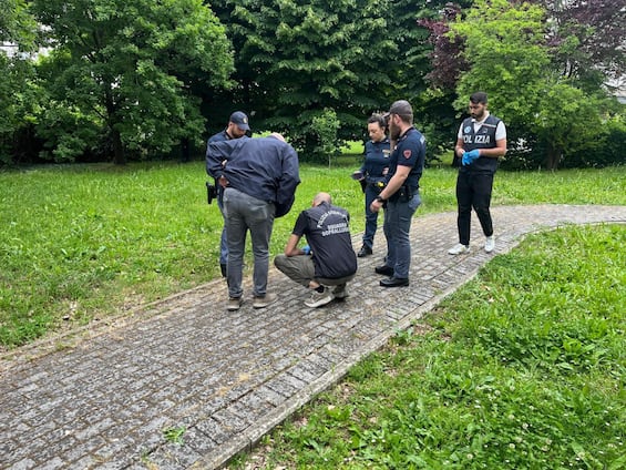 Parma, feto ritrovato sul marciapiede: indaga la polizia scientifica Parma, feto ritrovato sul marciapiede: indaga la polizia scientifica