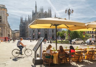 People sitting in a cafe facing the Cathedral (il Duomo)