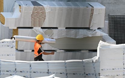 Un operaio edile al lavoro , Milano, 14 giugno 2022. ANSA/DANIEL DAL ZENNARO