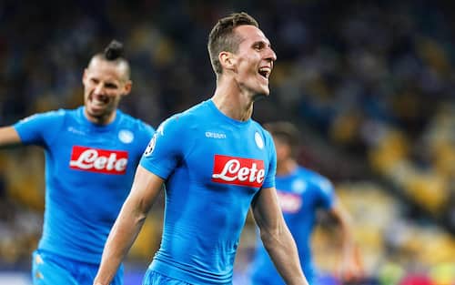 epa05538352 Arkadiusz Milik (R) of Napoli celebrates after scoring a goal during the UEFA Champions League group B soccer match between Dynamo Kiev and SSC Napoli at the Olimpiyskiy stadium in Kiev, Ukraine, 13 September 2016.  EPA/ROMAN PILIPEY