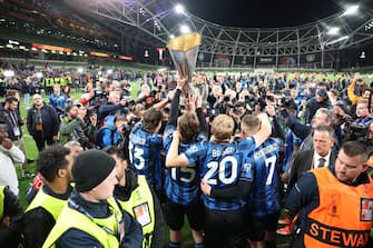 epa11361729 Atalanta players pose for photos with the trophy after winning the UEFA Europa League Final soccer match of Atalanta BC against Bayer 04 Leverkusen, in Dublin, Ireland, 22 May 2024.  EPA/ADAM VAUGHAN