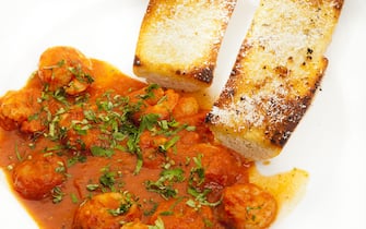 Shrimp in red tomato sauce from garlic whit bread