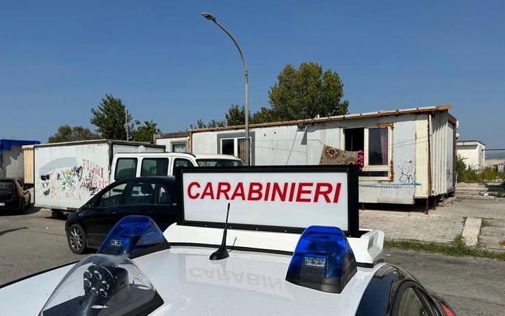 Spari contro un campo rom a Caivano: centrati il muro di cinta e due moduli abitativi, ma non risultano persone ferite. Sul posto, in strada provinciale Cinquevie, sono intervenuti i carabinieri, dopo che al 112 era arrivata una segnalazione di colpi di arma da fuoco. I militari hanno accertato che sono stati effettivamente sparati diversi colpi, ma i motivi dell'azione ancora non si conoscono. I carabinieri hanno rinvenuto e sequestrato nove bossoli calibro 9 all'altezza dell'ingresso del campo.
ANSA/CARABINIERI
+++ ANSA PROVIDES ACCESS TO THIS HANDOUT PHOTO TO BE USED SOLELY TO ILLUSTRATE NEWS REPORTING OR COMMENTARY ON THE FACTS OR EVENTS DEPICTED IN THIS IMAGE; NO ARCHIVING; NO LICENSING +++ NPK +++