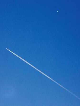 epa10447613 A commercial plane leaves a contrail passing in the distance (L) as a high-altitude balloon, which the US government has stated is Chinese (R), is seen as as it continues its multi-day path across the Northern United States in Charlotte, North Carolina, USA, 04 February 2023. US Secretary of State Blinken postponed a planned trip to China following the discovery of the balloon. The Pentagon said that the maneuverable Chinese surveillance balloon was posing 'no risk to commercial aviation, military assets or people on the ground'.  EPA/NELL REDMOND -- BEST QUALITY AVAILABLE