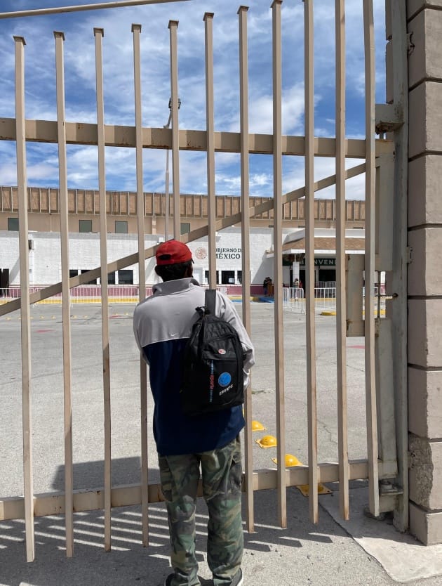 Herardo, 38 anni, viene dall’Honduras. Ha provato a scavalcare il muro già due volte, ma è sempre stato rimandato indietro migranti confine messico
