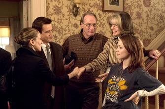 Everett Stone (Dermot Mulroney, left) introduces his girlfriend Meredith Morton (Sarah Jessica Parker) to his father Kelly (Craig T. Nelson), mother Sybil (Diane Keaton) and sister Amy (Rachel McAdams), in THE FAMILY STONE.
