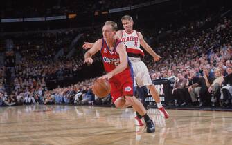 8 Nov 2001:  Point guard Eric Piatkowski #52 of the Los Angeles Clippers dribbles past guard Steve Kerr #25 of the Portland Trail Blazers during the NBA game at the Rose Garden in Portland, Oregon.  The Trail Blazers defeated the Clippers 119-101.  NOTE TO USER: User expressly acknowledges and agrees that, by downloading and/or using this Photograph, User is consenting to the terms and conditions of the Getty Images License Agreement. Mandatory copyright notice: Copyright 2001 NBAE Mandatory Credit: Sam Forencich  /NBAE/Getty Images