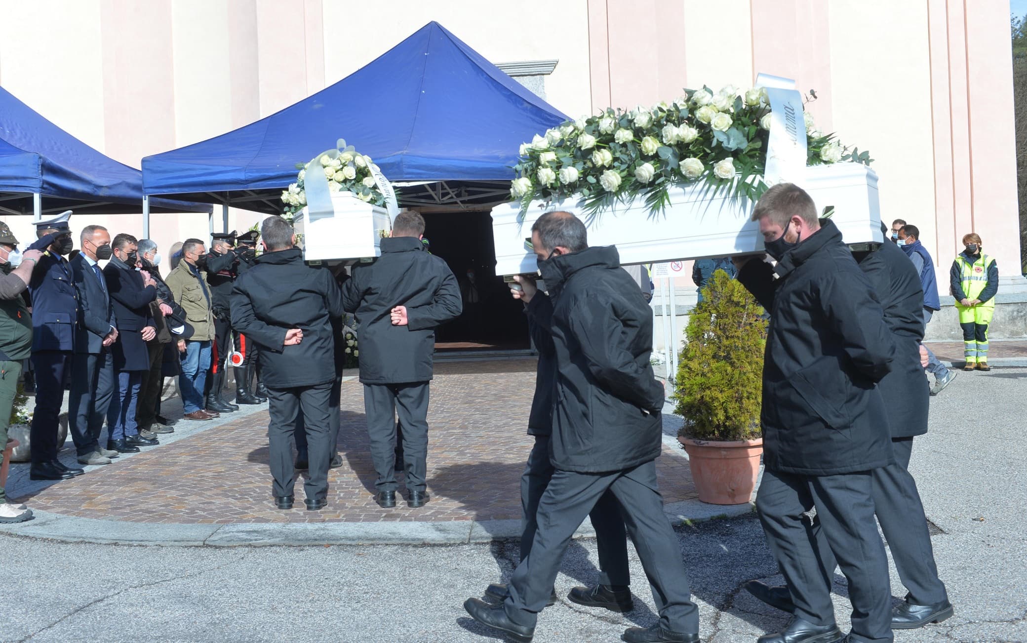 Messaggi d'amore per ricordare Alessio e Giada Rossin, 7 e 13 anni, uccisi dal loro padre una settimana fa, sono stati letti all'apertura delle celebrazioni dei loro funerali, questa mattina a Mesenzana (Varese), dove
centinaia di persone hanno affollato il piazzale della chiesa. Grande silenzio al passaggio delle due barre bianche, sommerse di fiori gialli, seguite dalla mamma dei piccoli, Luana, e dai suoi familiari. ANSA/AGENZIA BLITZ VARESE