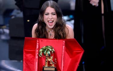 Angelina Mango with the trophy after winning the Sanremo Italian Song Festival at the Ariston theatre during the 74th Sanremo Italian Song Festival, Sanremo, Italy, 10
February 2024. The music festival will run from 06 to 10
February 2024. ANSA/ETTORE FERRARI