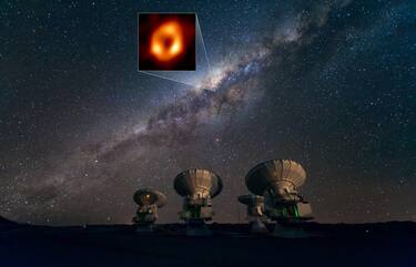 L immagine di Sagittarius A* (Sgr A*), il buco nero supermassiccio nel cuore della Via Lattea sopra le antenne di ALMA, l Atacama Large Millimeter/submillimeter Array, nel deserto di Atacama in Cile. ALMA è il più potente radiotelescopio esistente al mondo e un nodo cruciale dell Event Horizon Telescope (EHT). ANSA/ESO/José Francisco Salgado, EHT Collaboration +++ NO SALES, EDITORIAL USE ONLY +++