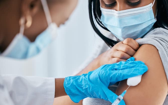 Vaccini contro Covid e influenza, da oggi parte la campagna nel Lazio, ieri  in Lombardia