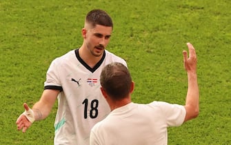 epa11437277 Romano Schmid of Austria shakes hands with German head coach Ralf Rangnick of Austria as he leaves the pitch during the UEFA EURO 2024 group D match between Netherlands and Austria, in Berlin, Germany, 25 June 2024.  EPA/HANNIBAL HANSCHKE