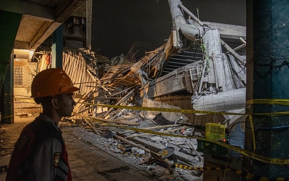 SIDOARJO, EAST JAVA, INDONESIA - SEPTEMBER 30: General view at a collapsed building Islamic Boarding School Al Khoziny on September 30, 2025 in Sidoarjo, East Java, Indonesia. Islamic Boarding School Al Khoziny Buduran Sidoarjo collapsed trapping dozens of students while performing Asr prayers. Indonesia National Search and Rescue Agency reported that one student died and 84 others suffered minor to serious injuries and were referred to Siti Hajar Islamic Hospital and Sidoarjo Regional Hospital. Search and evacuation efforts for buried victims are still being carried out. (Photo by Robertus Pudyanto/Getty Images)