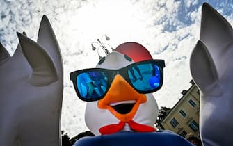 Un uomo travestito da gallo