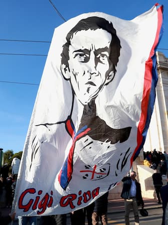 Una grandissima bandiera raffigurante Gigi Riva durante i funerali, 24 Gennaio 2024. ANSA/FABIO MURRU