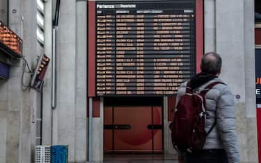 Disagi alla circolazione ferroviaria a causa sciopero dei treni del 12 febbraio 2024. La situazione nella stazione Torino Porta Nuova ANSA/JESSICA PASQUALON