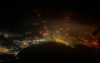 Una veduta dall'alto del vasto incendio che si è sviluppato sulle montagne attorno all'aeroporto Falcone - Borsellino di Palermo è arrivato a lambire la zona perimetrale dello scalo che è stato chiuso al traffico, Palermo 25 luglio 2023 ANSA/CRISTIALLI /STRINGER