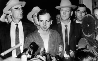Picture dated 22 November 1963 of US President John F. Kennedy's murderer Lee Harvey Oswald during a press conference after his arrest in Dallas. Lee Harvey Oswald was killed by Jack Ruby on 24 November on the eve of Kennedy's burial. AFP PHOTO (Photo by STRINGER / AFP) (Photo by STRINGER/AFP via Getty Images)