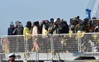 La nave Vega della Marina Militare è approdata questa mattina nel porto di Catania con a bordo 250 migranti provenienti da Lampedusa.  
ANSA/ORIETTA SCARDINO