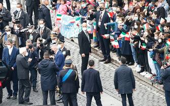 Il presidente Mattarella e studenti all'Altare della Patria