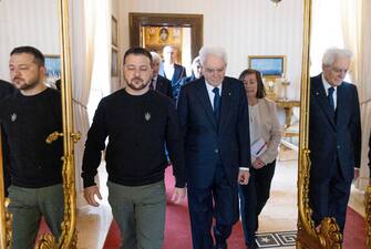 Italian President Sergio Mattarella welcomes Ukrainian President Volodymyr Zelensky (C) as he arrives at Quirinale Palace for a meeting in Rome, Italy, 13 May 2023.
ANSA/i Paolo Giandotti - Ufficio Stampa per la Stampa e la Comunicazione della Presidenza della Repubblica ANSA PROVIDES ACCESS TO THIS HANDOUT PHOTO TO BE USED SOLELY TO ILLUSTRATE NEWS REPORTING OR COMMENTARY ON THE FACTS OR EVENTS DEPICTED IN THIS IMAGE; NO ARCHIVING; NO LICENSING NPK