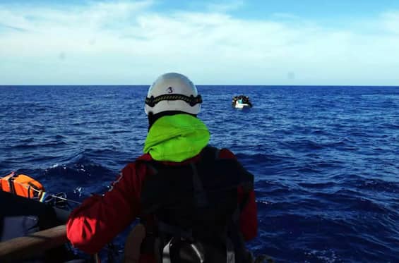 Ong salva 60 migranti al largo Libia, recuperati 3 cadaveri Ong salva 60 migranti al largo Libia, recuperati 3 cadaveri