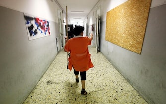Una bidella cammina in un corridoio il primo giorno di scuola al liceo Newton di Roma, oggi 12 settbre 2011 a Roma.
ANSA/ALESSANDRO DI MEO