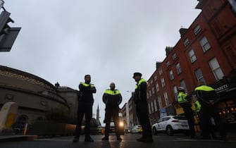 epa10991095 Police officers stand near the scene following a serious incident near Parnell Street East in Dublin, Ireland, 23 November 2023. A man has been detained after allegedly five people, among them three children, near a school in central Dublin, police said.  EPA/MOSTAFA DARWISH
