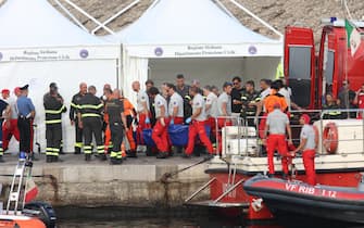 E' stato sbarcato sulla banchina di Porticello il corpo di un'altra vittima del naufragio della Bayesian, recuperato dai Vigili del Fuoco, Palermo, 21 aprile 2024. Anche in questo caso la salm dovrebbe essere trasferita nell'obitorio di un ospedale per le procedure di riconoscimento e l'autopsia.     ANSA / Igor Petyx
///
The body of another victim of the shipwreck of the Bayesian was landed on the quay of Porticello, recovered by the Fire Department, Palermo, Italy, 21 April 2024. Again, the salm should be transferred to a hospital morgue for examination and autopsy.   ANSA / Igor Petyx