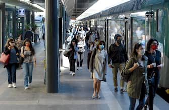 Milano, Fase 3, verso la normalita da coronavirus, Gente in arrivo alla Stazione delle Ferrovie Nord Cadorna dopo la riapertura delle regioni