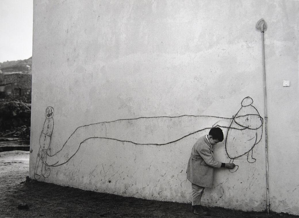 Lisetta_Carmi_Orgosolo_(bambino_vicino_al_murale)_1962._Courtesy_Archivio_Lisetta_Carmi.jpg