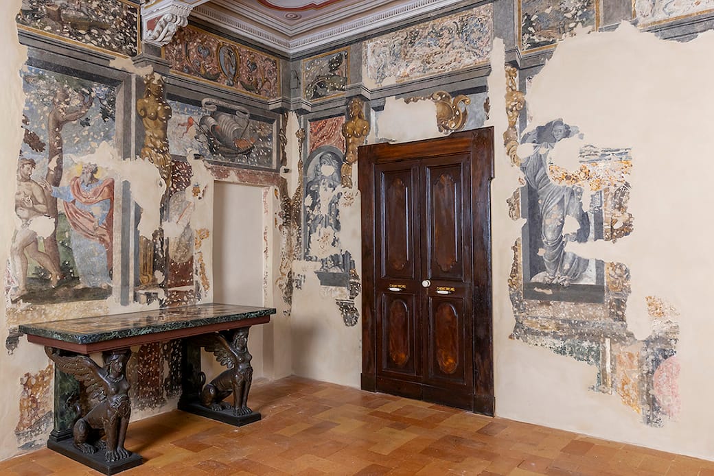 Sala degli Antichi. Parte dell'affresco scoperto in Biblioteca