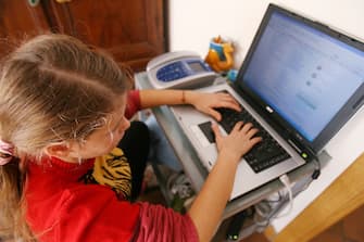 Una bambina usa un computer