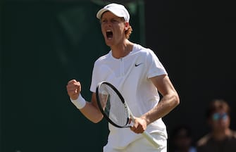 epa10732514 Jannik Sinner of Italy celebrates winning his Men's Singles 3rd round match against Quentin Halys of France at the Wimbledon Championships, Wimbledon, Britain, 07 July 2023.  EPA/ISABEL INFANTES     EDITORIAL USE ONLY  EDITORIAL USE ONLY