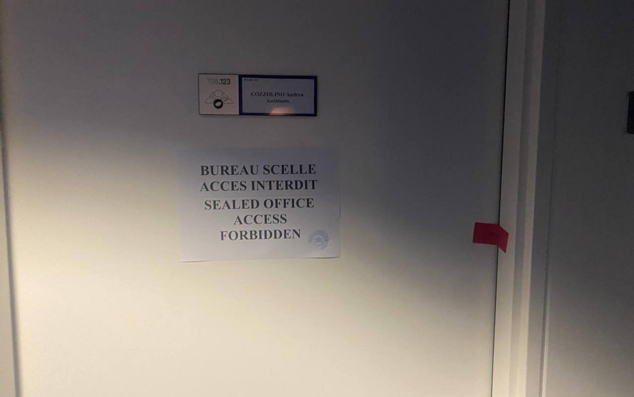 Sigilli agli uffici degli assistenti dell eurodeputato Andrea Cozzolino a Strasburgo, 12 dicembre 2022.
ANSA/ PIETRO GUASTAMACCHIA