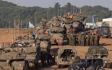 epa11007529 Israeli soldiers gather near tanks at a position near the border with the Gaza Strip, in southern Israel, 02 December 2023. The Israel Defense Forces (IDF) announced on 02 December they struck over 400 targets throughout the Gaza Strip over the past day, adding that Israeli Air Force (IAF) fighter jets struck over 50 targets in the Khan Yunis area overnight. Israeli forces hit targets in the Gaza Strip after a week-long truce expired on 01 December. More than 15,000 Palestinians and at least 1,200 Israelis have been killed, according to the Gaza Government media office and the Israel Defense Forces (IDF), since Hamas militants launched an attack against Israel from the Gaza Strip on 07 October, and the Israeli operations in Gaza and the West Bank which followed it.  EPA/ATEF SAFADI
