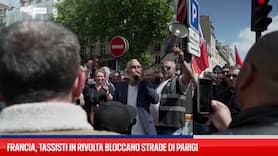 Francia, tassisti in rivolta bloccano strade di Parigi