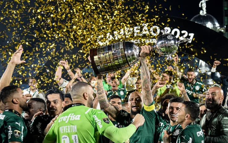Capitan Felipe Melo alza al cielo la coppa Felipe Melo