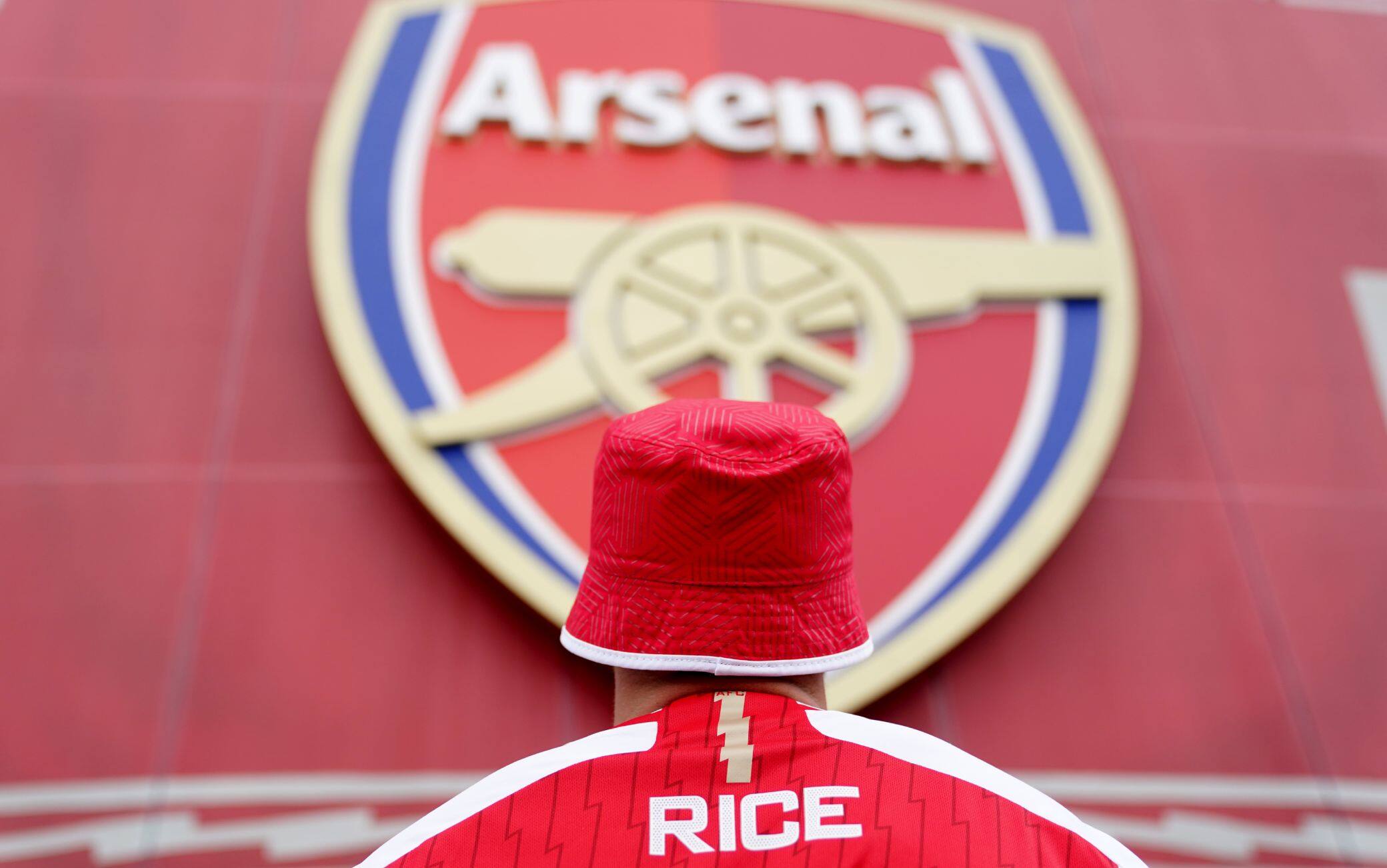 Un tifoso gunners con la maglia di Rice fuori dall'Emirates