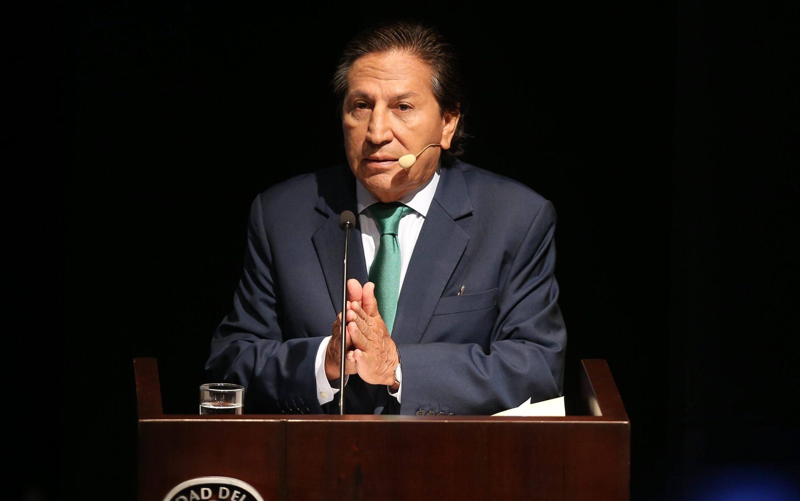 epa05125476 Peruvian presidential candidate Alejandro Toledo for the Peru Posible party speaks at the Universidad del Pacifico, in Lima, Peru, 25 January 2016. Presidential candidates will present their plans at a forum organized by Proetica, the Peruvian chapter of the organization Transparency International. Peru holds general elections on 10 April 2016.  EPA/ERNESTO ARIAS