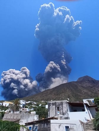 La nuova forte esplosione con l'emissione di flussi piroplastici è stata registrata alle 14:09 sullo Stromboli dalla rete di monitoraggio dell'Istituto nazionale di geofisica e vulcanologia. Sull'isola, come già avvenuto nei giorni scorsi, si è alzata una nube altissima di vapore con ricaduta di cenere.
ANSA/Gianluca Giuffre'