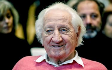 Giorgio Forattini durante la serata dedicata a lui per la donazione del suo archivio da vignettista alla Triennale a Milano, 23 novembre 2023.ANSA/MOURAD BALTI TOUATI