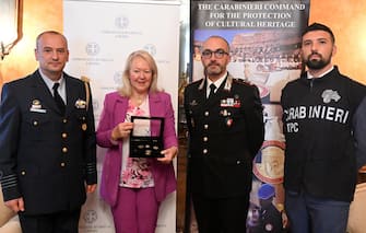 L'ambasciatore della greco in Italia, Eleni Sourani (2s) e il comandante del Nucleo Tutela del Patrimonio Culturale dei carabinieri di Monza, Claudio Sanz  (2d), nel corso della cerimonia di riconsegna di cinque monete dellÕantica Grecia che erano state messe in vendita per 1500 euro sul web. Roma, 23 ottobre 2023. ANSA/CLAUDIO PERI


The Greek ambassador to Italy, Eleni Sourani (2L) and the commander of the Carabinieri's Nucleo Tutela del Patrimonio Culturale of Monza, Claudio Sanz  (2R), during the ceremony for the return of five ancient Greek coins that had been offered for sale for 1500 euros on the web. Rome, October 23, 2023. ANSA/CLAUDIO PERI